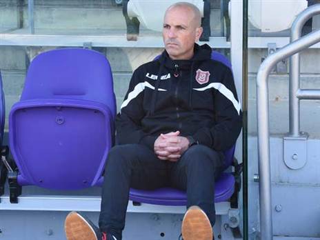 הקבוצה שלו במצב רע. אריה (ברני ארדוב)