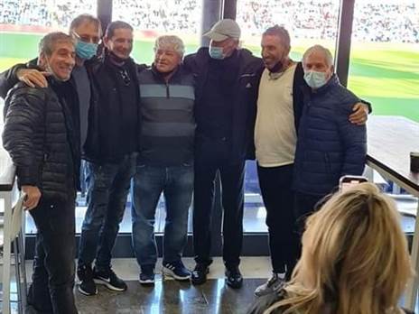 צילום אחד שאומר הכל. אגדות נתניה במגרש