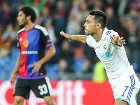 מוכרת לו מפעם. זהבי חוגג מול באזל במדי מכבי ת"א (Getty)