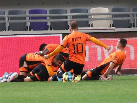 שחקני בני יהודה. יחגגו בדרך לפייאוף? (אודי ציטיאט)