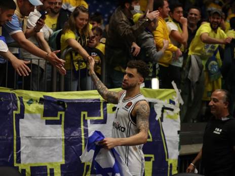 ווילבקין עם דגל ישראל (באדיבות מכבי ת"א)