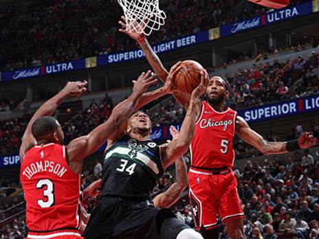 יאניס והאלופה יפגשו את הבולס (Getty)