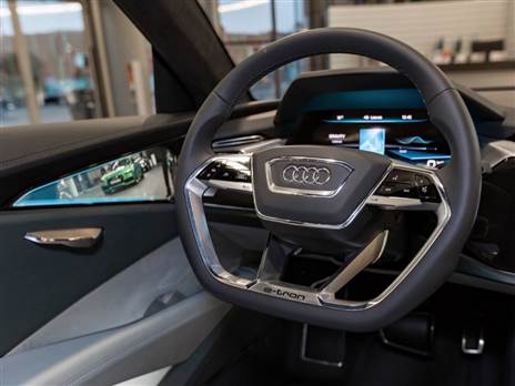 מסכים בדלת הנהג, אאודי אי טרון