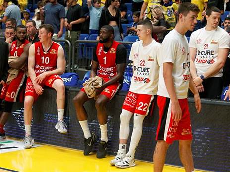 שחקני הפועל חיפה בזמן האירוע (אלן שיבר)