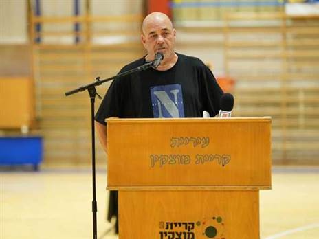 רון קופמן סופד לרינקוב (צילום: ניר שטיינברג, באדיבות עיריית קריית מוצקין)