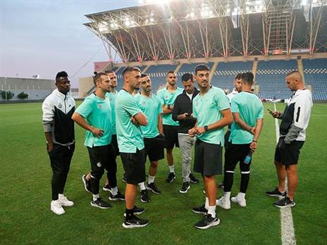 שחקני מכבי חיפה לאחר ההודעה על הביטול (צילום: אלן שיבר)