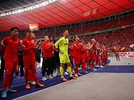 שחקני פרייבורג מודים לקהל אחרי ההפסד (getty)