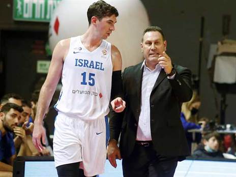 יחמיץ את המשחקים מסיבות משפחתיות. כהן (אלן שיבר)