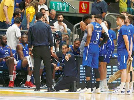 מחפש שיפור התקפי במשחק השני. אהרוני ושחקני הרצליה (צילום: אלן שיבר)