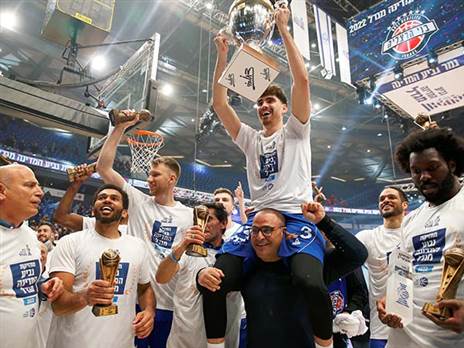 הרצליה בחגיגות הגביע (אלן שיבר)