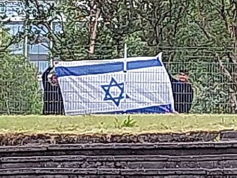 שני אוהדי הנבחרת באימון באיסלנד