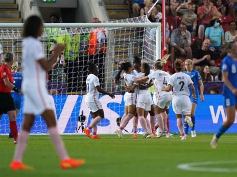 שחקניות צרפת חוגגות עם מלאר (Tim Goode/PA Images)