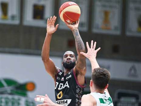 אוהב את הזריקה מבחוץ. קרינגטון (GETTY, Anthony Dibon)