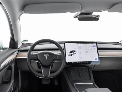 טסלה מודל 3. מסך עם מכונית מסביב