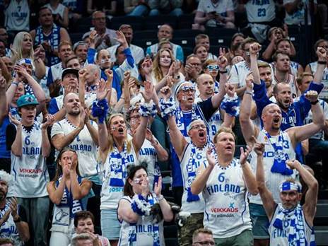 האוהדים הפינים נהנים (FIBA)