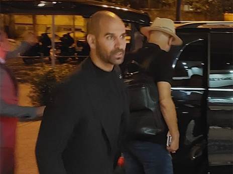 המנהל המקצועי גל אלברמן בהגעה לליסבון