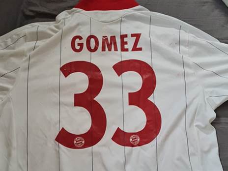 "הוא עמד לידי... והחלפנו". החולצה שקיבל שי מימון (צילום: פרטי)