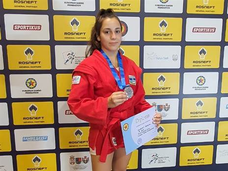 נהורה שבתאי עם המדליה (קרדיט: התאחדות הסמבו בישראל)