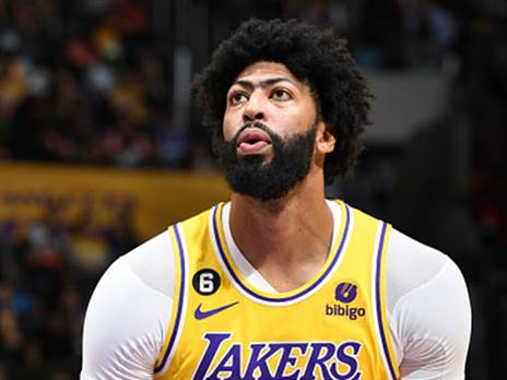 נשפט לפי הסטנדרטים שלו. דייוויס (Andrew D. Bernstein/NBAE via Getty Images)