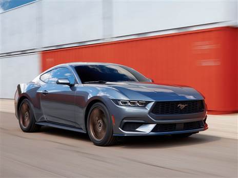 פורד מוסטאנג 2023. יצרני הרכב מנסים להאריך את חייהן של המכוניות הספורטיביות ולשמר את החוויה. אבל כולנו יודעים לאן זה מוביל