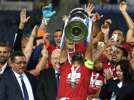 בן בסט מניף את גביע המדינה ב-2017/18 (אלן שיבר)