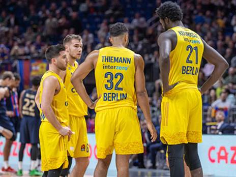 בלאט לא עזר למנוע ירידה למאזן 8:3 ביורוליג (Andreas Gora/picture alliance via Getty)