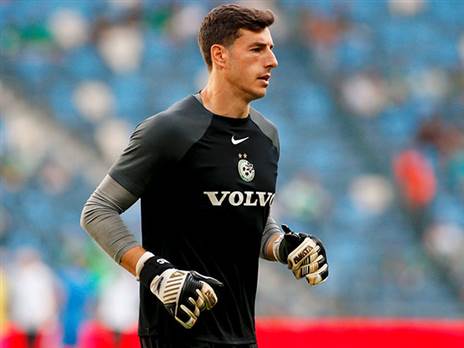 בחיפה חוששים לגביו. כהן (אלן שיבר)