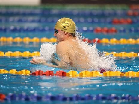 כריס פיצ'וגין במים (גלעד קוולרצ'יק, באדיבות איגוד השחייה)