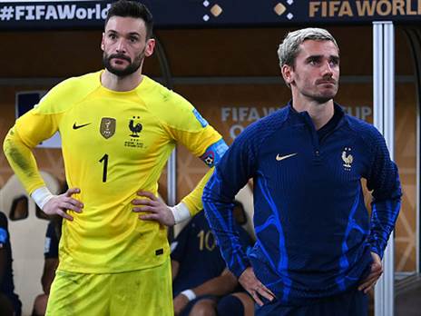 גריזמן ולוריס. לא ממש התלהבו מחזרת בנזמה (FIFA/FIFA via Getty Images)