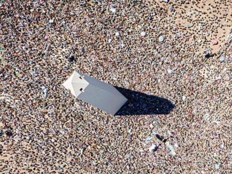 נחיל של בני אדם באובליסק (getty)