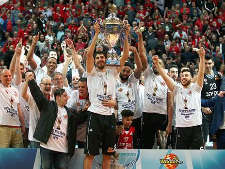 ככה זה נגמר בפעם הקודמת בארנה. הפועל י-ם מניפה את הגביע (אלן שיבר)