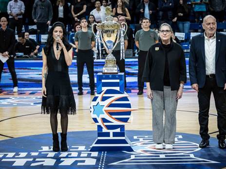 אפרת גוש שרה את התקווה (קרדיט: איגוד הכדורסל)