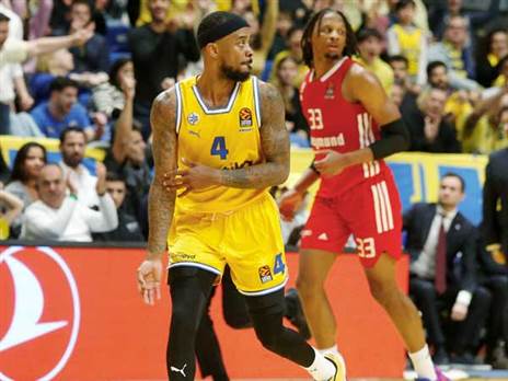 בראון ומכבי ת"א חגגו בסיום. המצב של הצהובים לא רע (אלן שיבר)