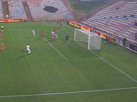 מתגנב מאחורי השומר שלו ודוחף רגל