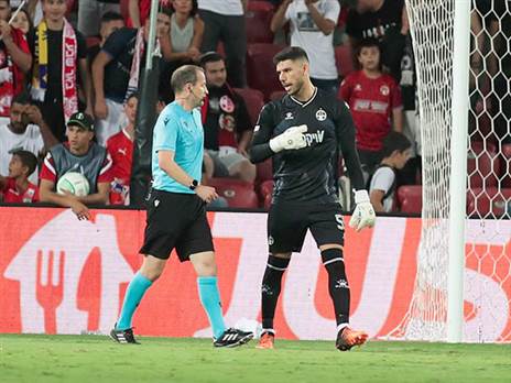 נפגשים שוב. קולום ועומרי גלזר, שוער ב"ש והנבחרת (צילום: אלן שיבר)