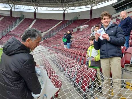 מנכ:ל ההתאחדות אלי לוי מחלק צ'ופרים לאוהדים (מוטי פשכצקי)