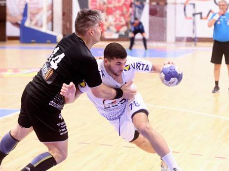 אור לוי מרמת השרון ואנטוניו פריבאניץ' מהפועל ראשון לציון (צילום: הדר ואן קולא, איגוד הכדוריד)