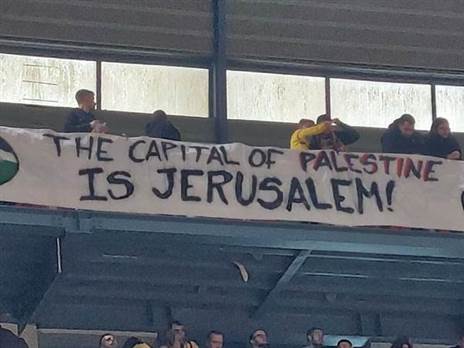 השלטים שנתלו באולם