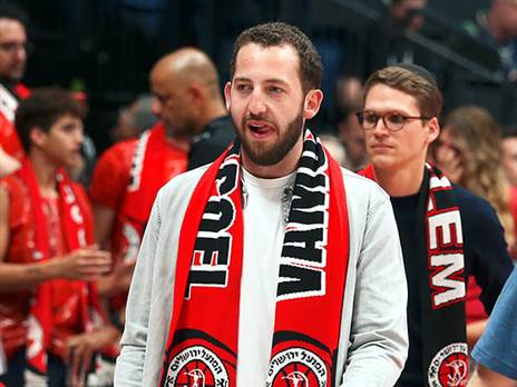 הכדור בידיים שלו. אדלסון (אלן שיבר)