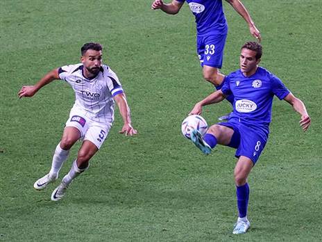 נעול על עזיבה. בר (דני מרון)