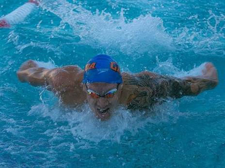 קיילב דרסל שוחה פרפר | צילום: JD Lasica, Wikimedia