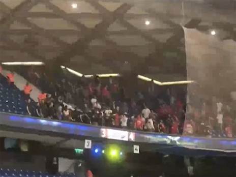 אוהדים עוברים בין היציעים