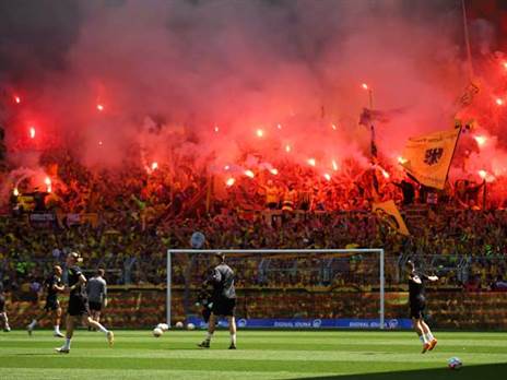 כבר בחימום, האווירה היתה בהתאם (GETTY)