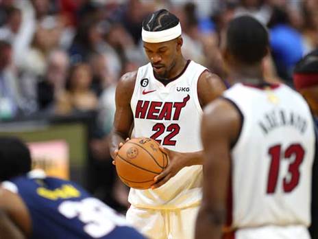 ג'ימי באטלר. נעלם בסוף הרבע הרביעי (GETTY)