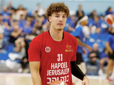 יוצא עם העתודה למשחקי ההכנה. יעקב (אלן שיבר)