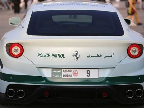 מכונית פרארי בשורות כוחות האכיפה של משטרת התנועה בדובאי
