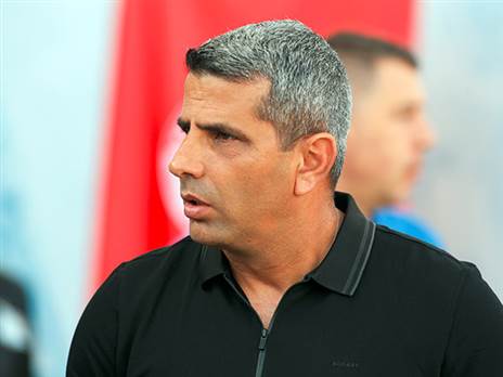 מחפש בלם ושחקן כנף זרים. מימר (אלן שיבר)