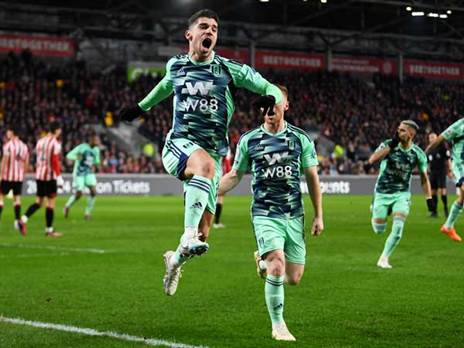 מנור סולומון חוגג בפולהאם. ישתלב בטוטנהאם? (GETTY)