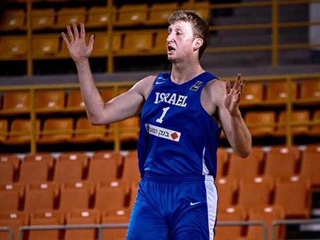 בלתי ניתן לעצירה. ניצח על רבע שלישי של 8:23 (FIBA)