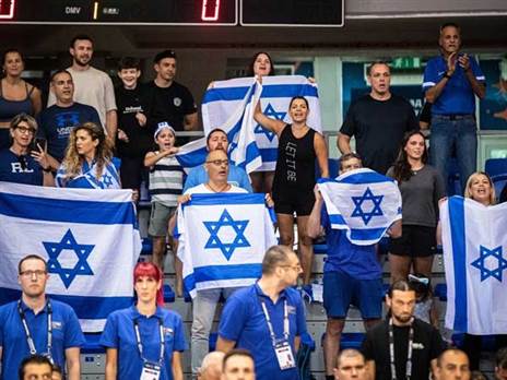 הם נהנו הערב. אוהדי הנבחרת (FIBA)